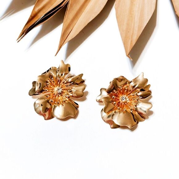 Gold flower stud earrings A195 - Picture 3 of 4